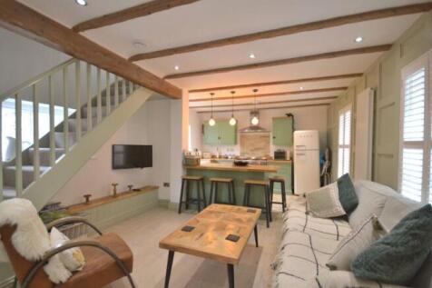OPEN PLAN LOUNGE &amp; KITCHEN