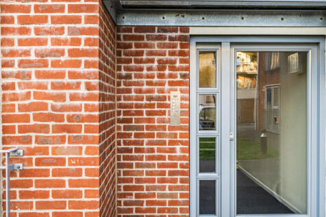 1381868-4-691b410...