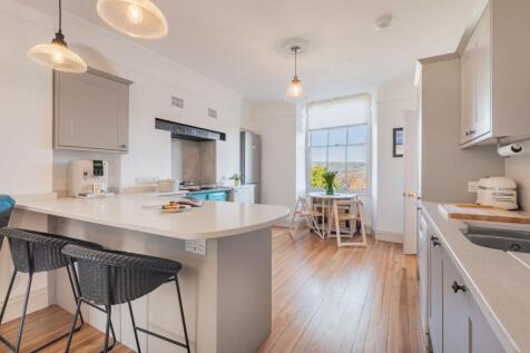 Kitchen/ Dining space