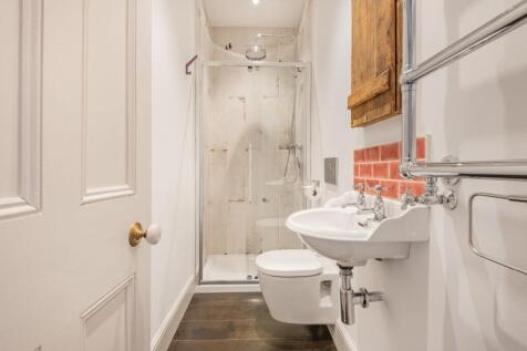 Shower (top floor)