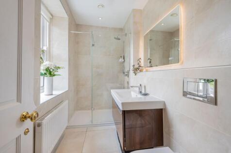 Master bedroom en-suite