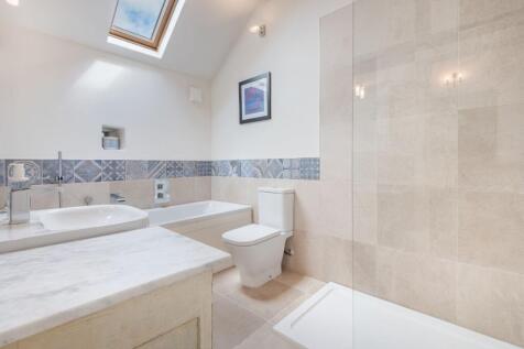 Master bedroom en-suite 