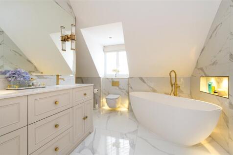 Bed One En Suite