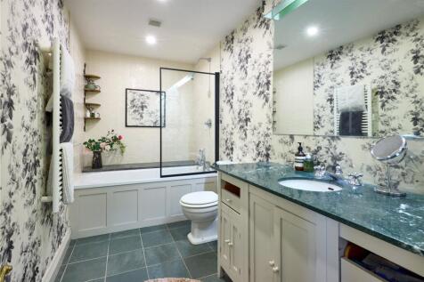 Bed One En Suite