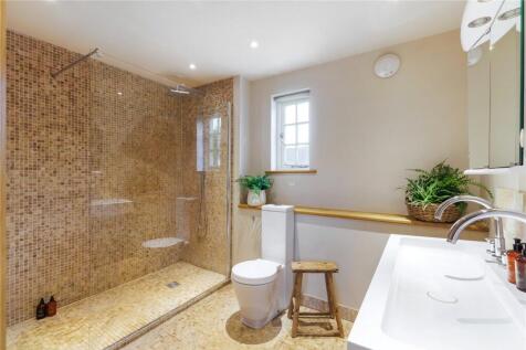 Bed One En Suite