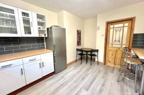 Dining/Breakfast Bar Area