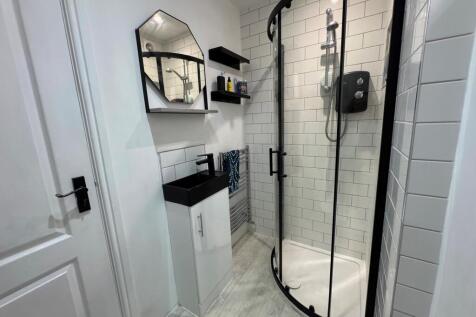 Downstairs En-Suite