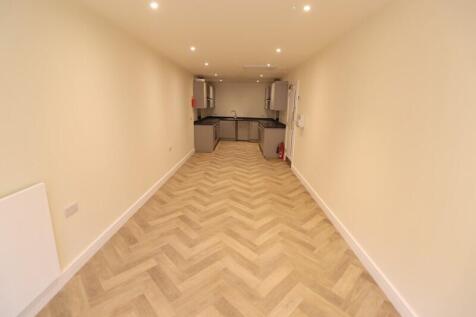 Communal Kitchen &amp; Living Area (1)