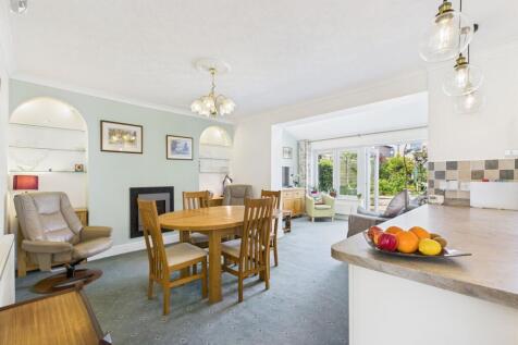 Open plan kitchen/dining/lounge