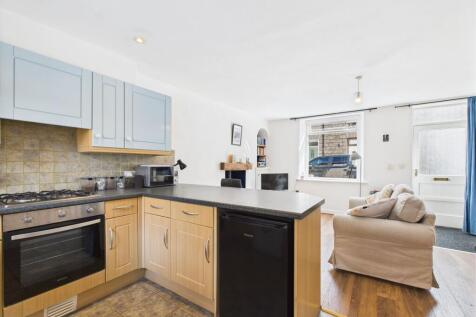 Open plan lounge/kitchen