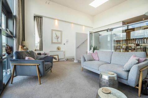 Open plan lounge/dining room/kitchen