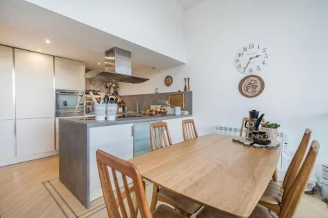 Open plan lounge/dining room/kitchen