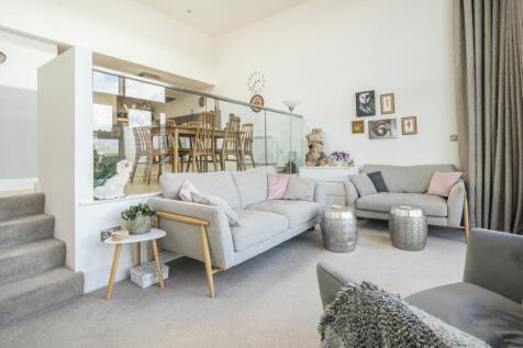 Open plan lounge/dining room/kitchen