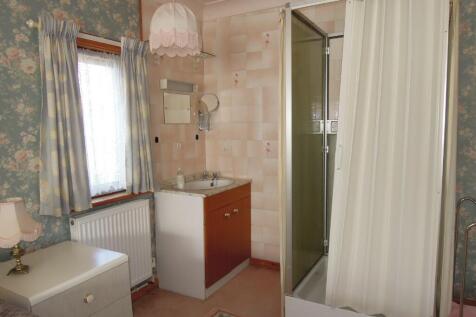 Shower Area in Bed 1