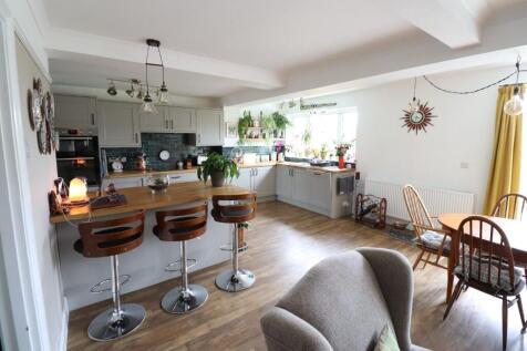 Lounge to Kitchen