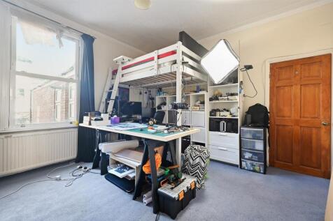 RCLR- FFF 29 minster road- bedroom A6 (1).jpg