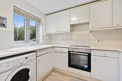 LR - 1 Seton Court - Kitchen3 (1).jpg