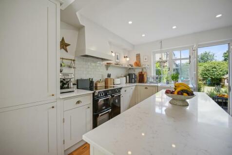 CCRE- 76 Brentham Way Kitchen 3 (1).jpg