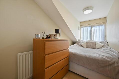 REE - Flat 3, 77 The Grove - BedroomB3 (1).jpg