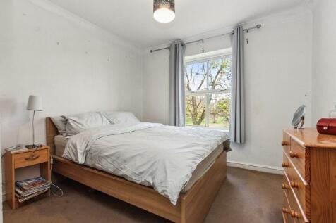 5 Searle Court CR4 3SF bedroom 1.jpg