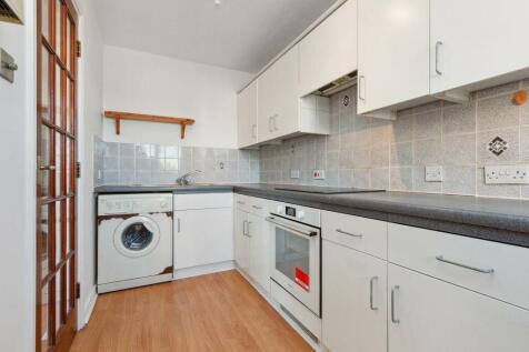 9 Hartley Court Longfield Drive kitchen 2.jpg