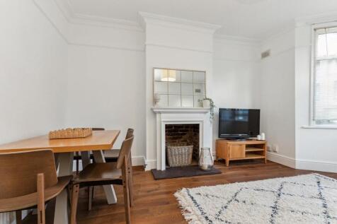 108a Palmerston Road, SW19 reception 2.jpg