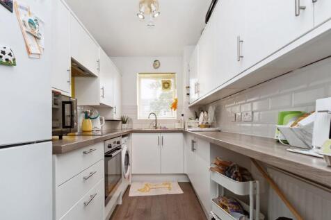 Flat 2 Exeter Court, Devonshire Road, London kitch