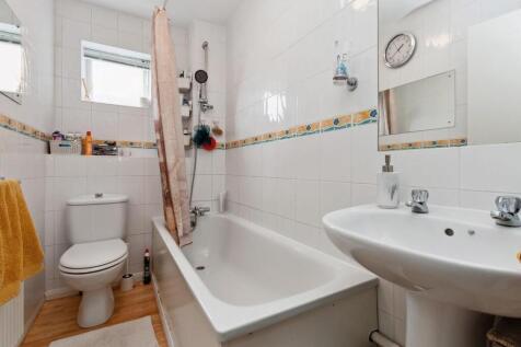 Flat 2 Exeter Court, Devonshire Road, London bathr
