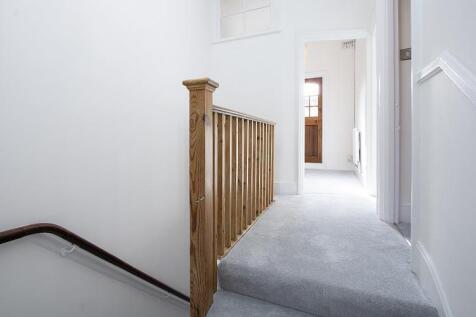 28a Clarendon Road SW19 hallway.jpg