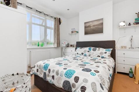 Flat 2, 4 Carter Road bedroom 1.jpg