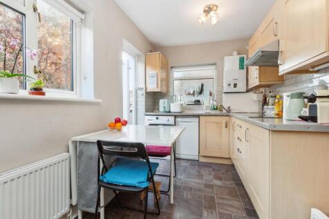9 Braeside Avenue SW19 kitchen.jpg