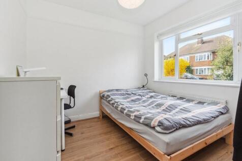 9 Braeside Avenue SW19 bedroom 1.jpg