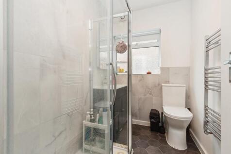 9 Braeside Avenue SW19 bathroom.jpg