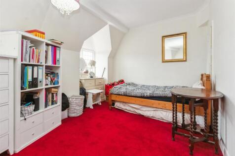 1a Station Approach, KT24 6QX bedroom 3b.jpg