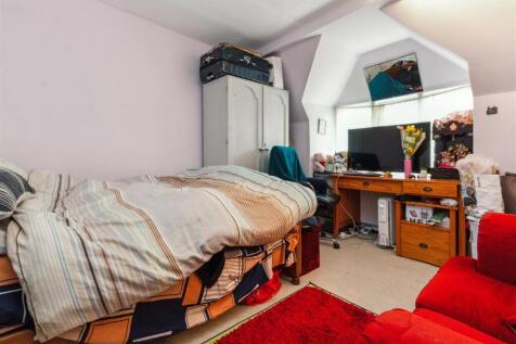 1a Station Approach, KT24 6QX bedroom 2.jpg