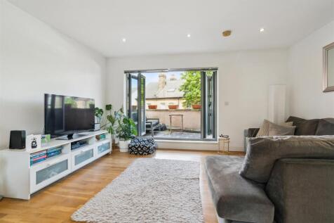 Flat 1, 191 Hartfield Road SW19 reception 1.jpg
