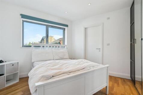 Flat 1, 191 Hartfield Road SW19 bedroom 1.jpg