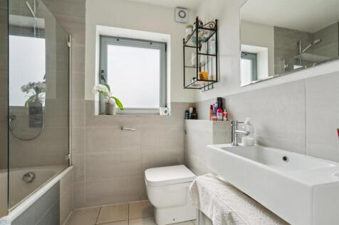 Flat 1, 191 Hartfield Road SW19 bathroom 1.jpg