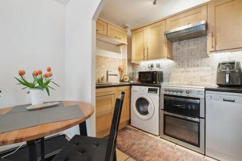 194 Heathfield Drive CR4 kitchen 1.jpg