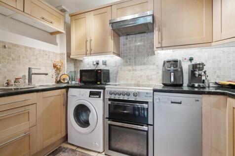 194 Heathfield Drive CR4 kitchen 2.jpg