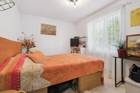 194 Heathfield Drive CR4 bedroom 1.jpg