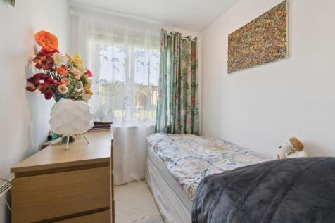 194 Heathfield Drive CR4 bedroom 2.jpg