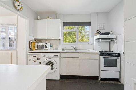 10 Watson Close, Colliers Wood, SW19 kitchen 2.jpg