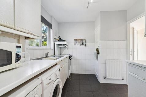 10 Watson Close, Colliers Wood, SW19 kitchen 1.jpg