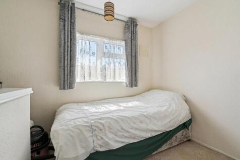 10 Watson Close, Colliers Wood, SW19 bedroom 1.jpg