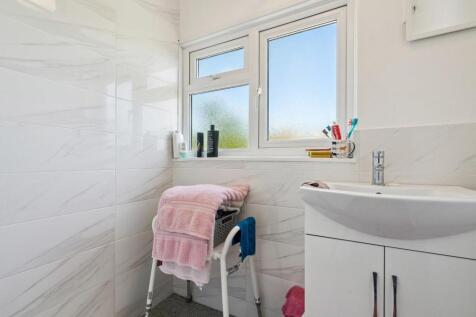 10 Watson Close, Colliers Wood, SW19 bathroom 1.jp