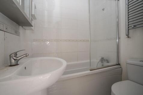 10 New Close, Colliers Wood, SW19 2SY bathroom.jpg