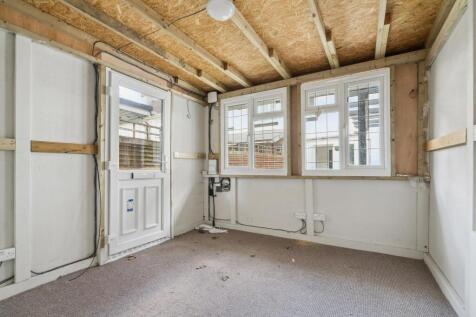 10 New Close, Colliers Wood, SW19 2SY cabin.jpg