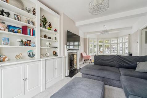 131 Aragon Road, SM4 Reception 2.jpg