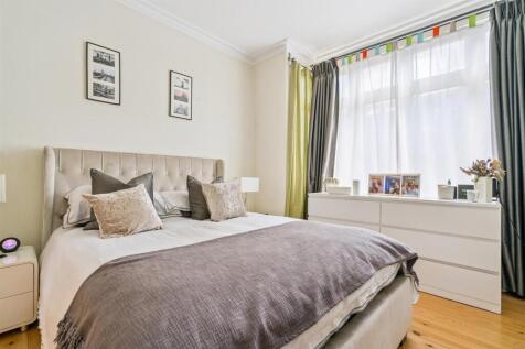 Flat A 5 Oxford Road, London bedroom 1b.jpg